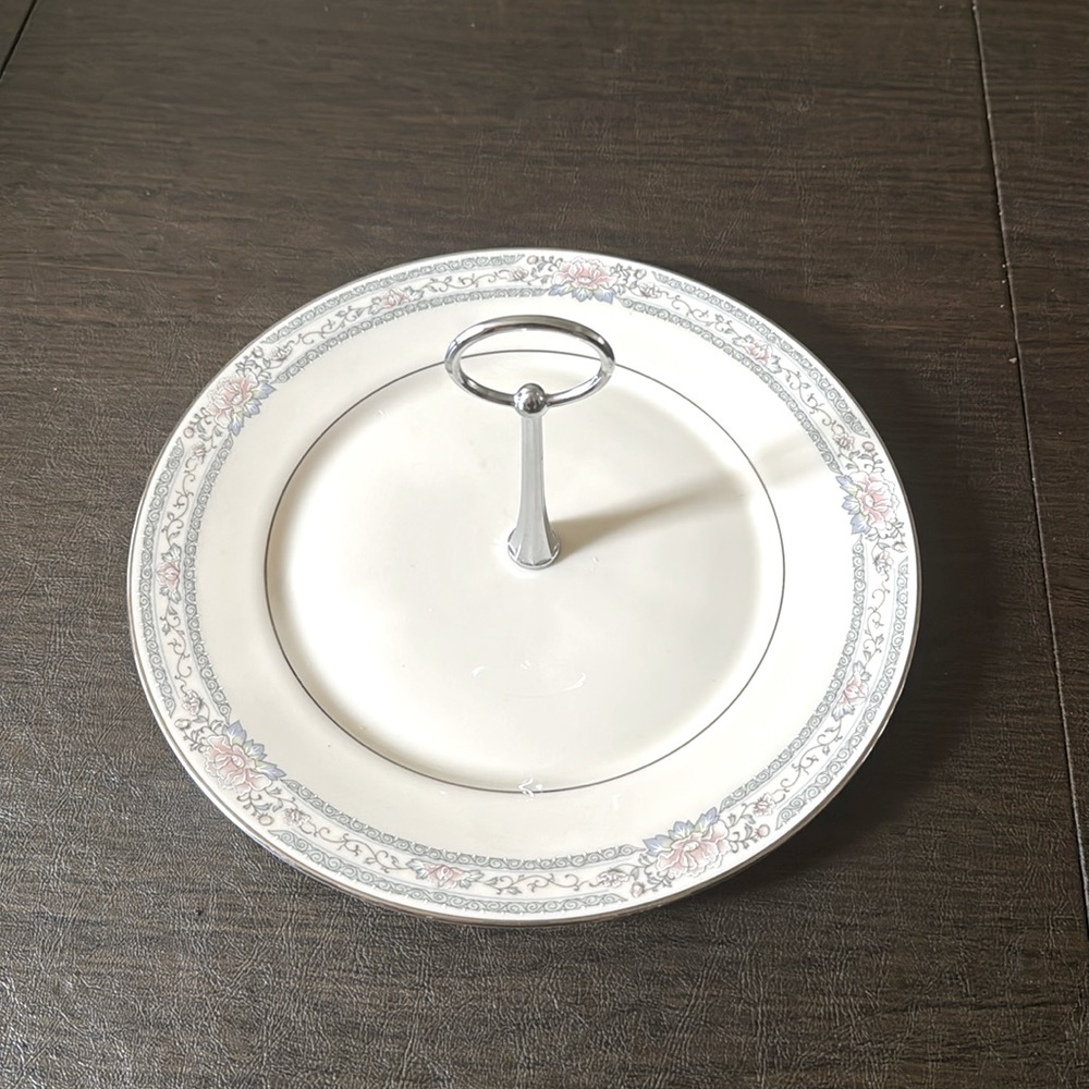 HOLIDAY SALE 🔥🔥 LENOX Charleston Platinum Trim Removable Handle Serving Plate